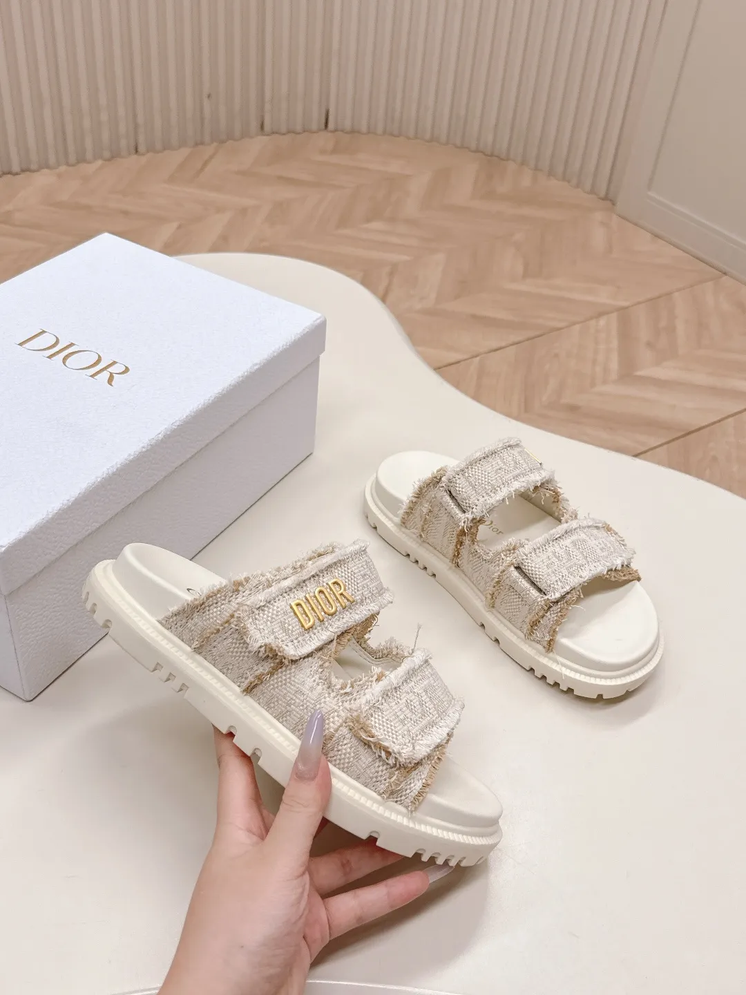 👟👟Ex-factory price 440👟👟 New color cloth, classic upgrade plus 2025 new color series Dior Dior classic Velcro sandals and slippers series, original replica, high version, super durable and versatile, very comfortable on the feet, slim and white, original customized upper, original d hardware buckle, original TPU outsole Size: 35-41